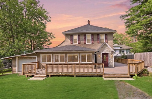 Swan Lake House | Lakefront Group Retreat on Swan Lake | Sleeps 18 | Kayaks, Fire Pit & Dock