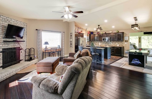 Mid America House | Lakefront Haven Near Oaklawn & Casino Resort!