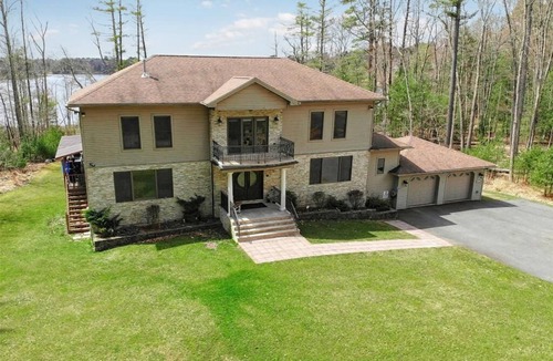Town of Highland House | Lakefront Luxury Pool, Hot Tub, Sauna, 6BR, Theatre & Games, Delaware River