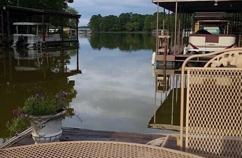 Lake Hamilton House | Lakefront Newly Remodeled 4 BR- Pool + Hot Tub + Boat rental + Events