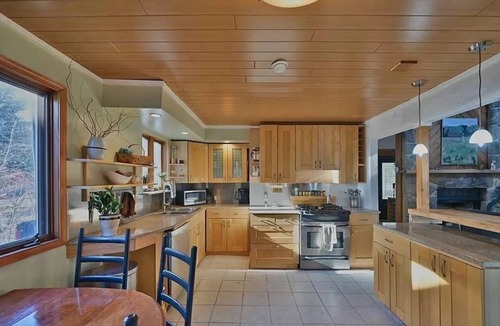 Pocono Summit Ski Chalet | LAKEFRONT Rustic Retreat- Hot Tub, Gameroom, Firepit, Kayaks, Dock, BBQ