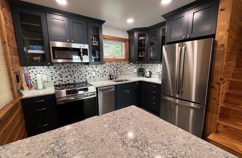 King Ferry Cottage | Lakefront, SUPs+kayaks, sunset views & fireplace! Wineries & brewery nearby! !