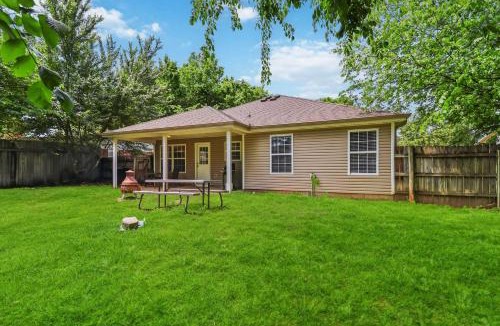 Springdale House | Lakeside Getaway - Next to Beaver Lake