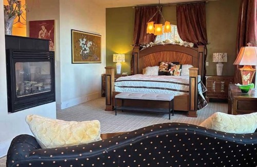 Polson House | Lakeview Master Suite Like Luxury and Elegant Oriental Accents