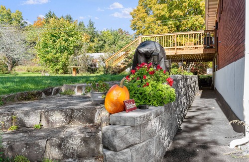Town of Lloyd Apartment | Large Private Apt w King bed near New Paltz