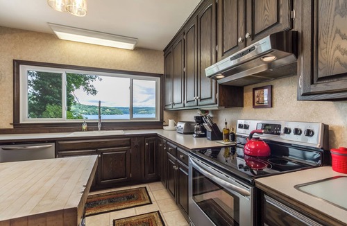 Hammondsport House | Large Waterfront Home,4 bdrm/3Ba, sleeps 8-10, private parking, game room, dock