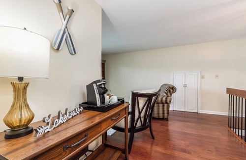 Hammondsport House | Large Waterfront Home,4 bdrm/3Ba, sleeps 8-10, private parking, game room, dock