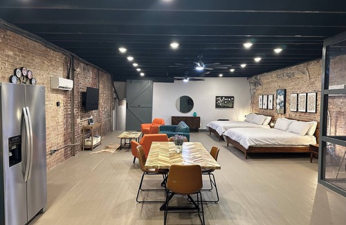 Sardis Apartment | Livie’s Loft Trendy loft on Main Street