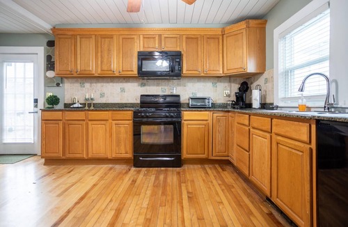 Hampton House | Location! Value! Steps to Beach! Perfect for Summer Trip- Spacious 4-5BR Retreat