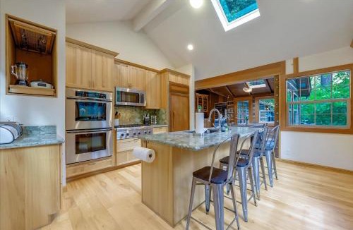Redwood City House | Log-Cabin Home Retreat - Walk to Restaurants Trails Hiking & Biking