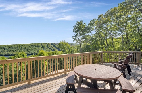 Lake Harmony Estates Ski Chalet | Look Out Lodge, Near JFBB & Jim Thorpe with Spectacular Lake and Mountain Views!