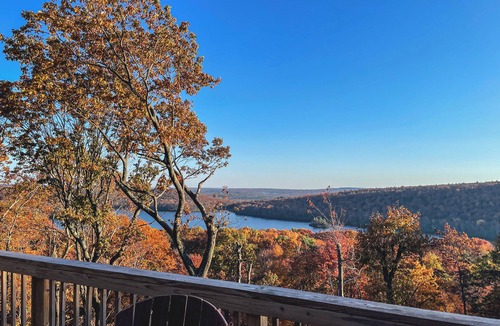Lake Harmony Estates Ski Chalet | Look Out Lodge, Near JFBB & Jim Thorpe with Spectacular Lake and Mountain Views!