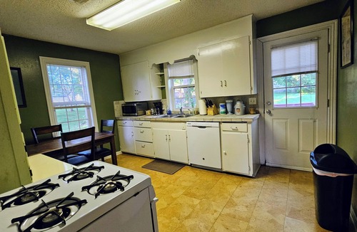 Prairie Grove Cottage | Looking for a cozy home away from home in scenic Northwest Arkansas?