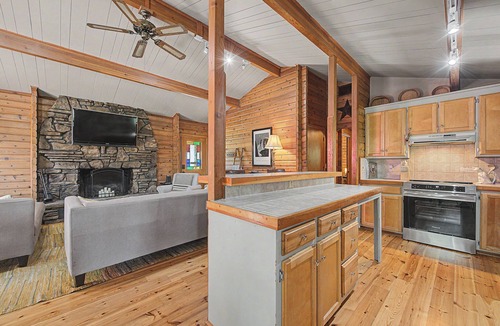 Beaver Shores House | Lorel’s-Lake Area; Fenced for PETS; Mins to Downtown Rogers-Marina-Bike Trails
