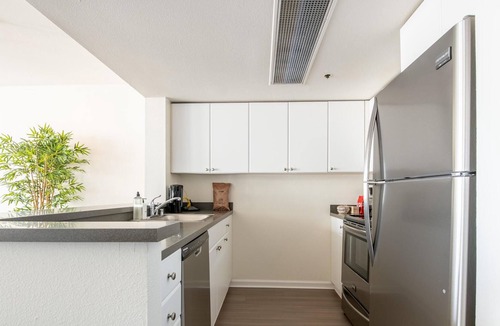 South Beach Apartment | Lovely 2BR in South Beach Near Oracle Park w/ Gym