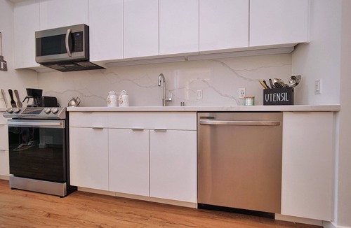 Oakland Apartment | Lovely Brand New Studio Suite-Rooftop Deck-Free Parking-Fitness Center