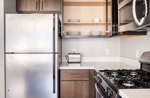 Mountain View Apartment | Lovely Mountain View 1BR w/Pool & Gym, walk to Caltrain, by Blueground