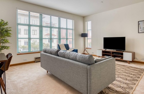 Russian Hill Apartment | Lovely Pet-Friendly 2BR in Russian Hill