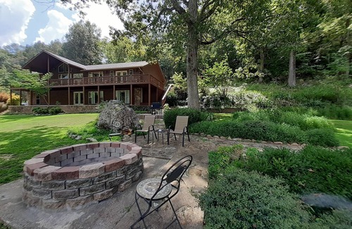 Flippin House | LOWEST SUMMER RATES ON WHITE RIVER W/2 SLIP COVERED BOAT DOCK! GREAT FISHING!