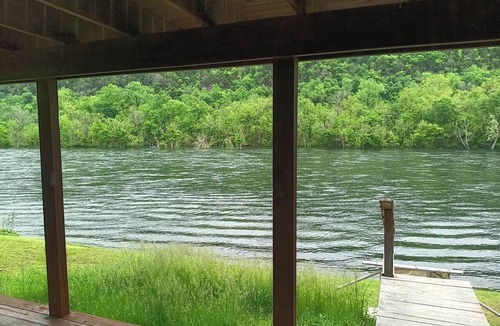 Flippin House | LOWEST SUMMER RATES ON THE WHITE RIVER! AMAZING FLY & SPIN FISHING IN BACKYARD!