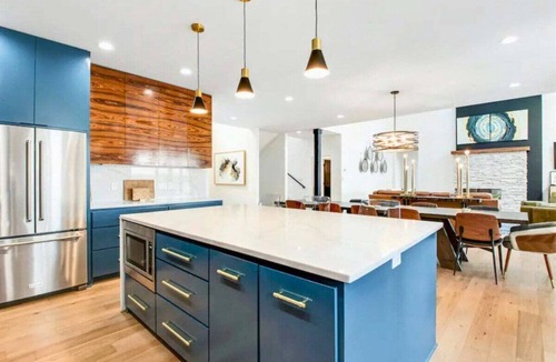 Rockwell House | Luxe Lakefront | Sleeps 17 | Fireplace | Hot Tub