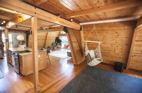 Uptown Brisbane House | Luxurious Bayview Treehouse: Hot Tub, 15 min to SF