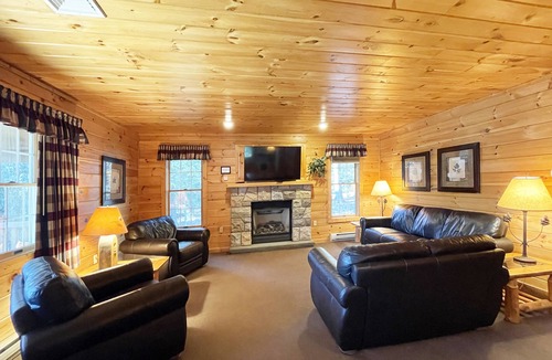 Reeders Cabin | Luxurious Lake View Log Cabin with Firepit in the Poconos