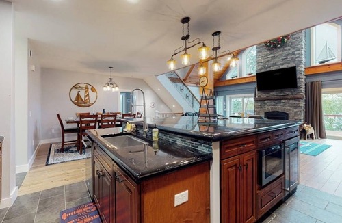 Boothbay House | Luxurious waterfront home with deck, firepit, hot tub, fireplace, & pool table