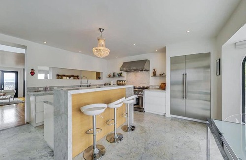 Eureka Valley House | Luxury 3BR Home - Pano Views, Steam room & Deck