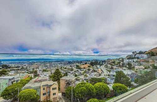 Eureka Valley House | Luxury 3BR Home - Pano Views, Steam room & Deck
