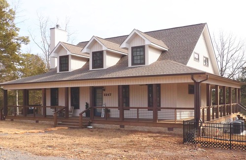 Drasco House | Luxury 4-bedroom lakefront house with 3 ensuite bedrooms & a wrap-around porch