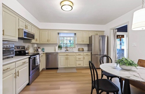 Park Forest Village House | Luxury 4 Bedroom House - Mins to PSU, Sleeps 10 Guests, Large Living Spaces, Pool Table