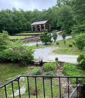 Compton Cabin | Luxury Half-Board Room Rental in the Beautiful Region of Northwest Arkansas