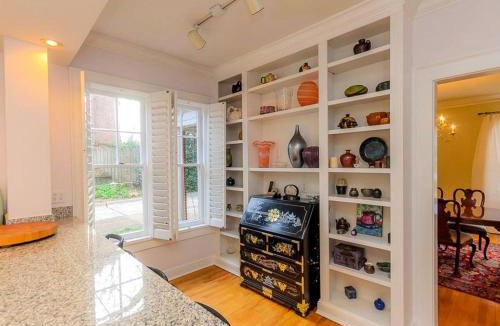 East Side Villa | Luxury Retreat for Families | Pet Friendly | Sleeps 10 | 5BR