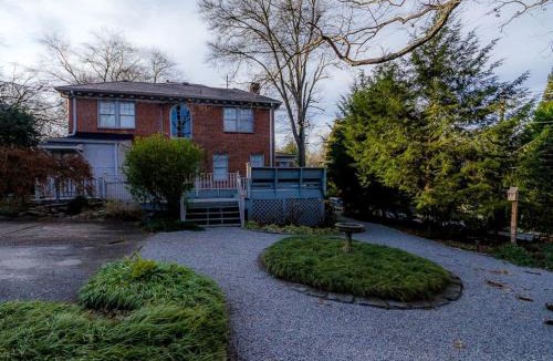 East Side Villa | Luxury Retreat for Families | Pet Friendly | Sleeps 10 | 5BR