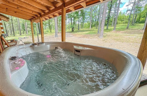 Bismarck Cabin | Luxury Retreat, Private Hot Tub, Romantic Getaway