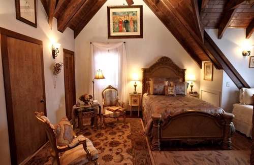 Compton Cabin | Luxury Romantic Bed and Breakfast Retreat in Northern Arkansas