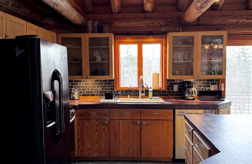Catskill Cabin | Luxury secluded Catskill log cabin on creek-ski hike great restaurants mins away