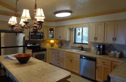 Mount Ida Cottage | Luxury three bedroom, three bath cottage with hot overlooking Lake Ouachita. by RedAwning