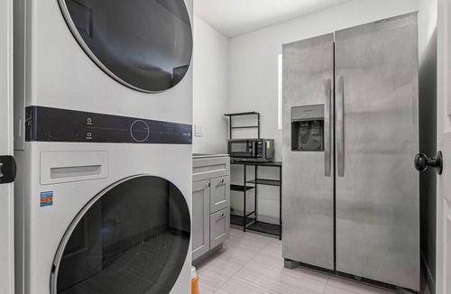 Hayward House | Massive 8BR Home in Hayward– Comfort & Convenience