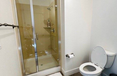 Fremont House | MASTER BEDROOM in New townhome in Central Fremont with AC.5 mins to Kaiser Tesla