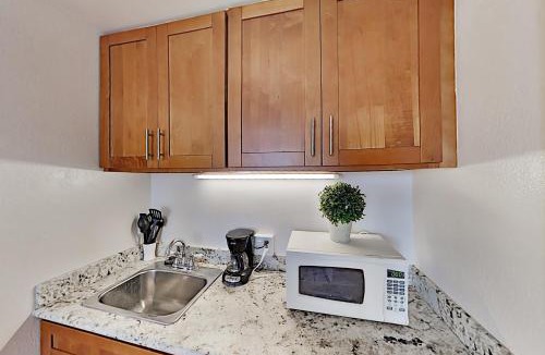 McCully - Moiliili Apartment | Mellow Hawaiian Monarch Studio