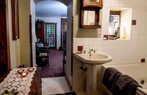 Eureka Springs Historic District Hotel | MEMORIES SUITE, FIREPLACE, GARDEN. ONLY HOTEL WITH PARKING IN DOWNTOWN