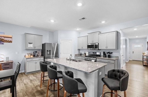Southaven House | Memphis-Inspired 4BR Home w/Fireplace+Fast Wi-Fi+Close to all major attractions
