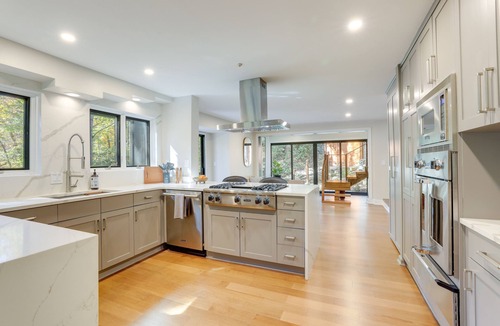 Sandy Springs House | Mid-Century Modern Luxe Retreat w/Hot Tub & Decks