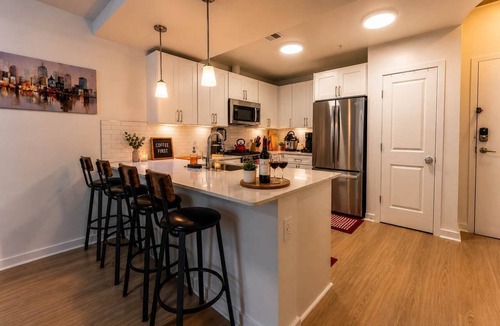 North Decatur Apartment | Midtown Atlanta 1BR Skyline Balcony Corner Condo by Piedmont Park | Luxe Pad