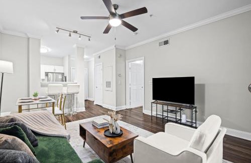 Old Fourth Ward Apartment | Midtown Atlanta High-Rise King Suite - Rooftop Pool - Free Parking - FIFA World Cup Ready