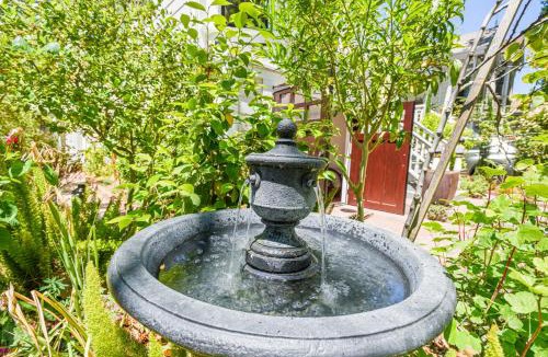 West Alameda House | Minimalistic 1885 Queen Anne Cottage 2B-2B Upper Level Flat in Alameda
