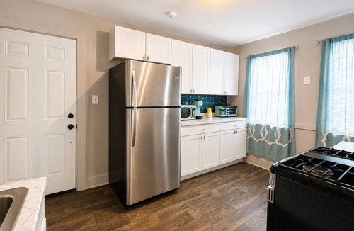 Utica Apartment | Modern 2BR Apartment with Office Near Wynn Hospital