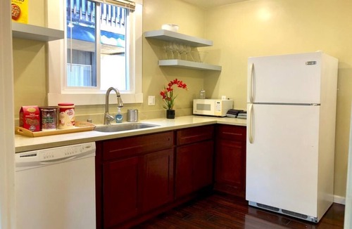 El Cerrito House | Modern and Perfect Self Contained 4B/2BA Home + Parking + BART